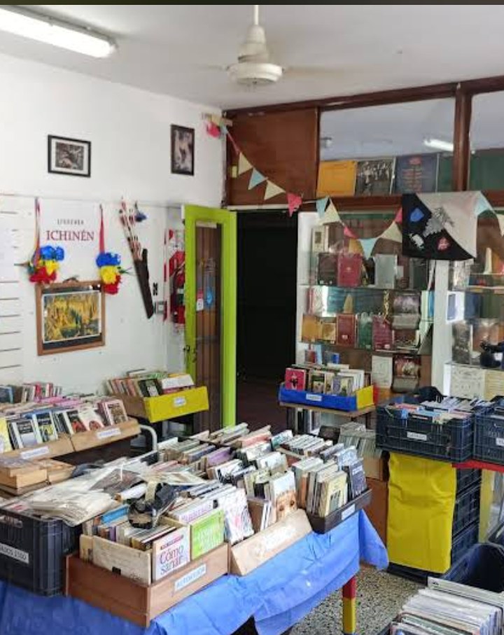 Interior de la Librería Ichinén con sus mesas de libros usados